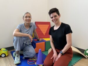 portrait Chantal et Émilie d'alta physio parterre sur équipement de physiothérapie