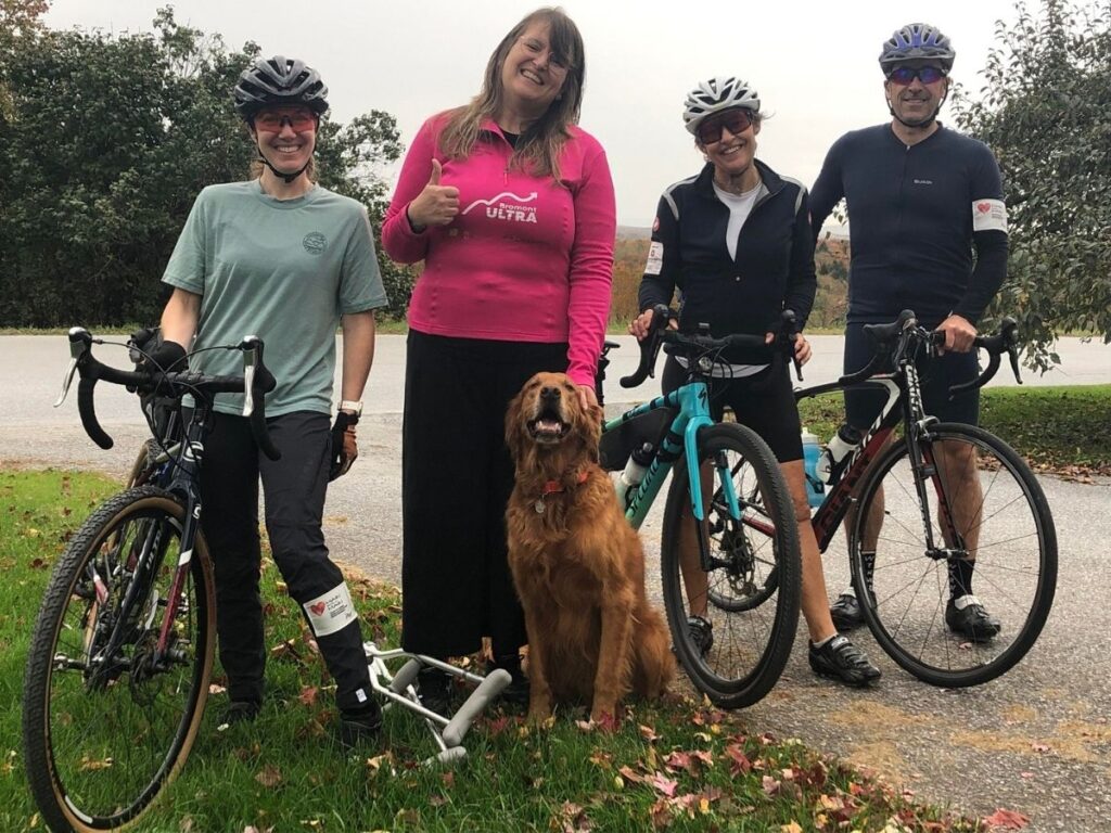 Dre.Anne Rouleau, son chien et trois cyclistes avec leur vélo au bromont ultra 2023