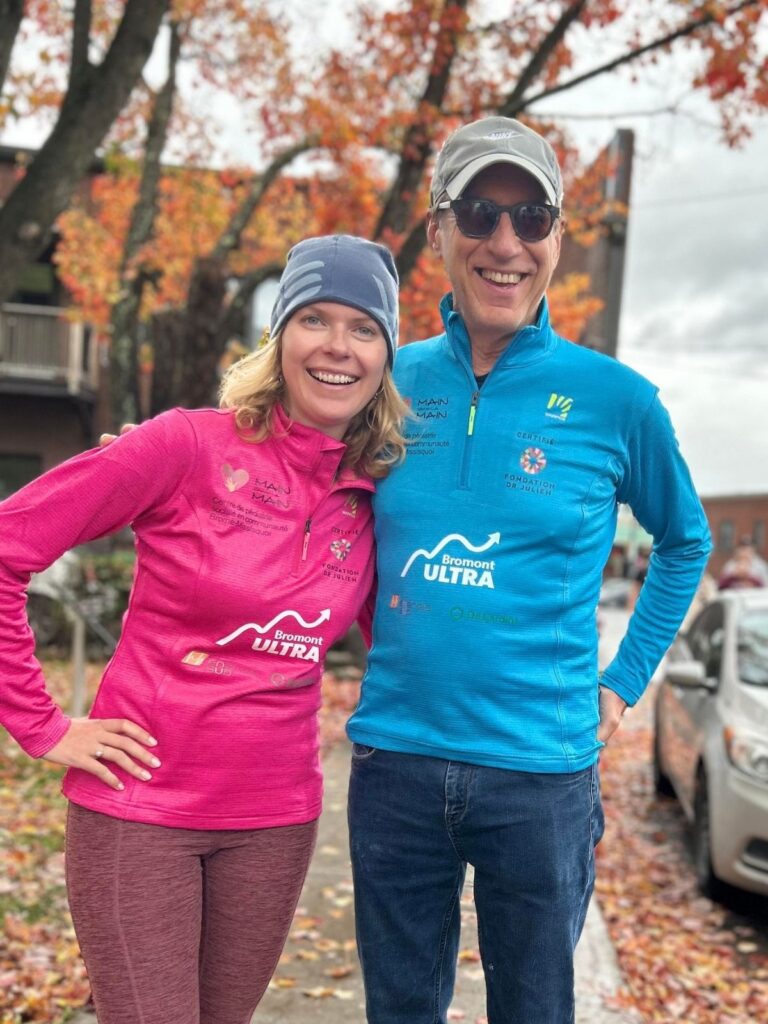Elisabeth et un bénévole au bromont ultra 2023