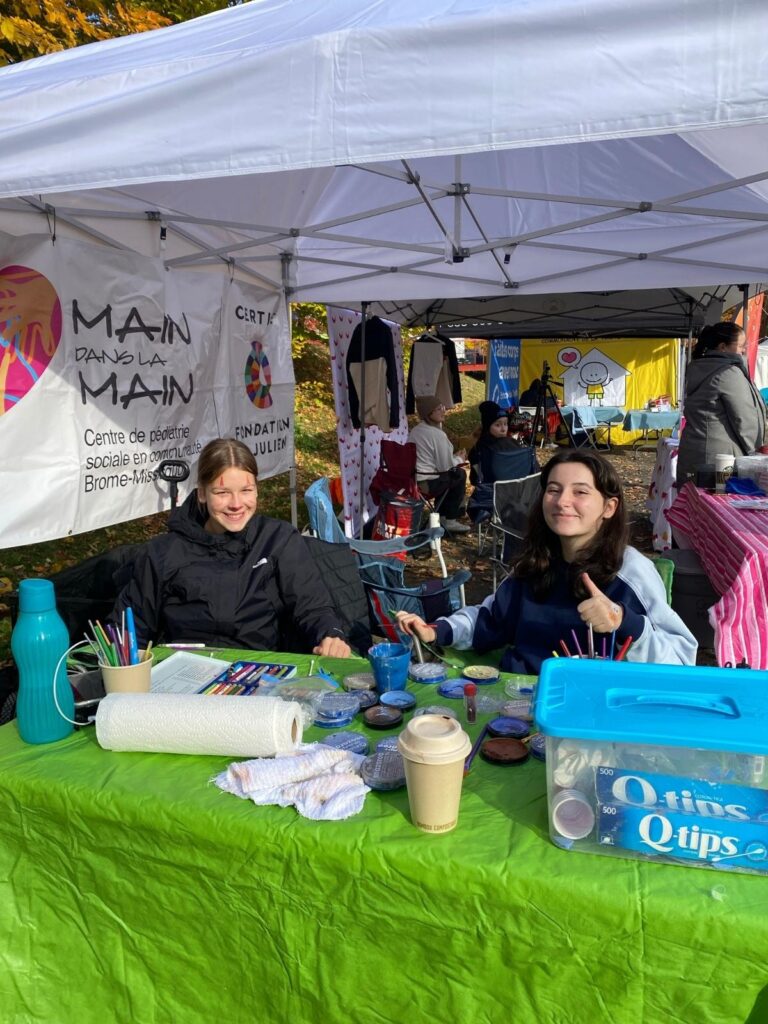deux jeunes qui font des maquillages au kiosque du cpsc au bromont ultra 2024